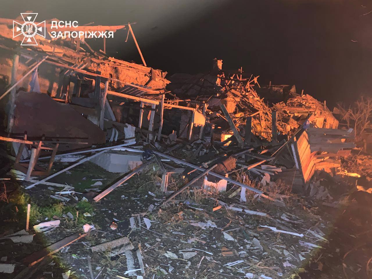 Окупанти вдарили по Запорізькому району: виникли пожежі, травмована жінка